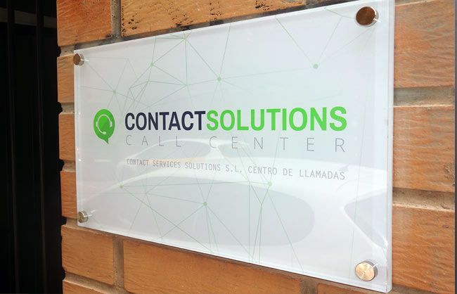 Placa de fachada o pared de la empresa Contact Solutions, centro de llamadas ubicado en Alboraya.